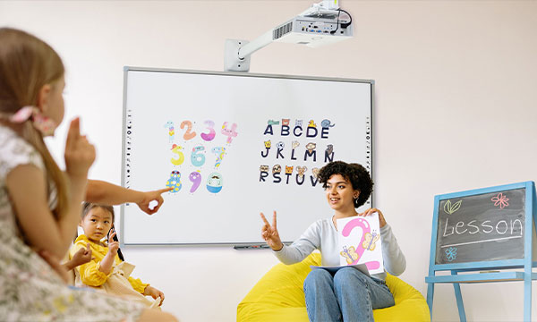 Tableau blanc des fenêtres de la classe